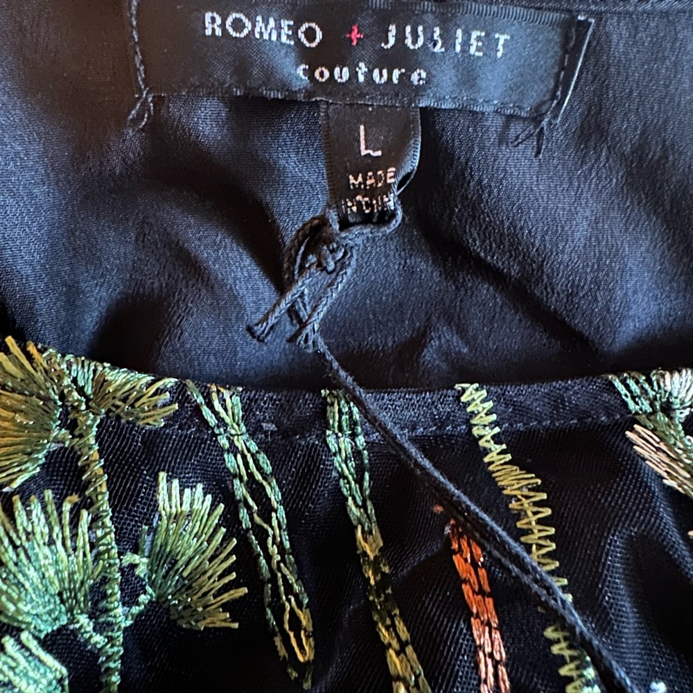 Romeo & Juliet Couture Floral Embroidered Mesh Top NWT - Picture 10 of 12